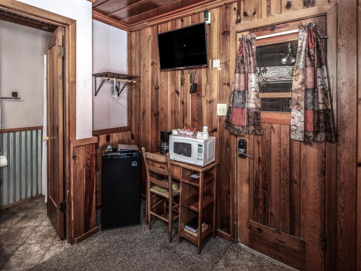 Apache Village Cabinette 13, Queen Bed, Midtown, Sleeps 2 Ruidoso Exterior photo
